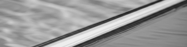 Detail povrchu nerezové bazénové vany